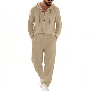 Herren Leinen-Set mit Kapuzenhemd und lockerer Hose, atmungsaktiv für den Strandurlaub.