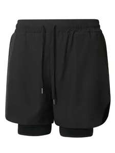 Detalle de pantalones cortos deportivos de doble capa para hombre con cordón ajustable.