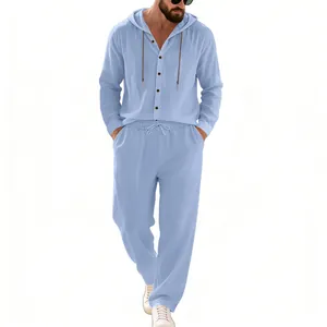 Hellblaues Herren-Set aus Leinen mit Kapuzenhemd und lockerer Hose in der Gesamtansicht.