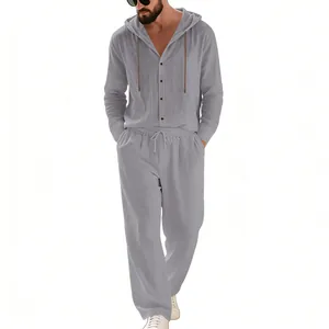Herren-Set in Grau mit Kapuze, Knopfleiste, strukturierter Optik und bequemer Hose.