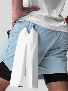 Detalle de los pantalones cortos deportivos 2 en 1 para hombre con lazo para toalla