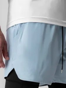 Vista macro que muestra la textura y el diseño en capas de los shorts deportivos azules