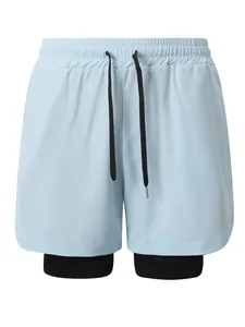 Detalle de los pantalones cortos deportivos 2 en 1 azul claro con forro interno negro