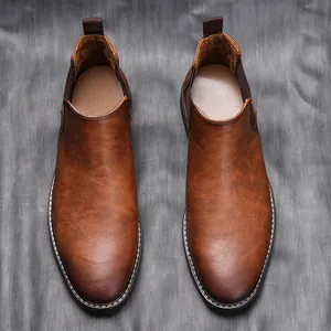 Vue de dessus de bottines Chelsea marron pour hommes avec texture cuir vintage et élastiques