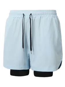 Primer plano detallado de los pantalones cortos deportivos de doble capa para hombre
