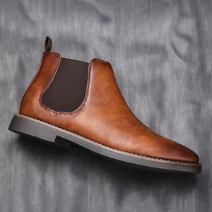 Détail de profil d'une bottine Chelsea classique en cuir marron vintage pour homme rétro