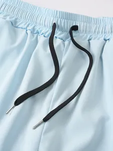 Detalle de la cintura elástica y el cordón ajustable en pantalones cortos deportivos