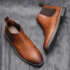 Bottines Chelsea marron rétro pour hommes en cuir avec panneaux latéraux élastiques.