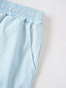 Primer plano de pantalones cortos deportivos azul claro con cintura elástica y bolsillo.