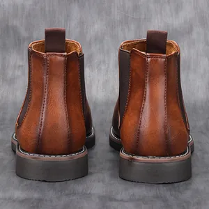 Vue arrière détaillée des bottines Chelsea en cuir poli pour hommes avec des surpiqûres.