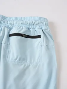 Primer plano de pantalones cortos deportivos azules para hombre con bolsillo trasero con cremallera
