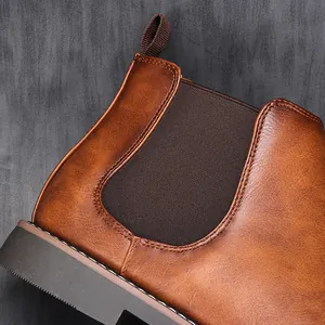 Détail d'une bottine Chelsea vintage en cuir marron avec panneau latéral élastique