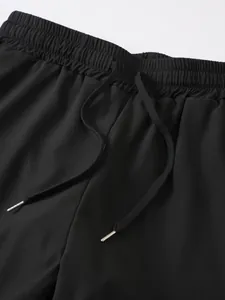 Detalle de pantalones cortos deportivos para hombre con cintura elástica y cordones