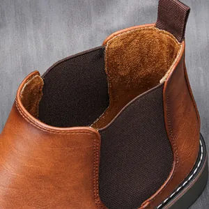 Gros plan de bottines Chelsea pour hommes en cuir marron rétro avec doublure polaire