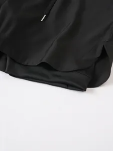 Primer plano de pantalones cortos de running de doble capa para hombre con dobladillo