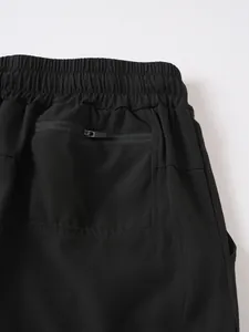 Primer plano de pantalones cortos deportivos negros con cintura elástica y bolsillo
