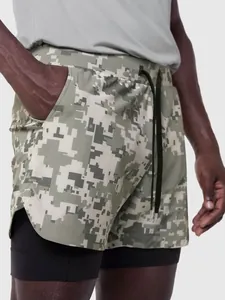 Vista detallada de pantalones cortos deportivos de dos capas para hombre camo
