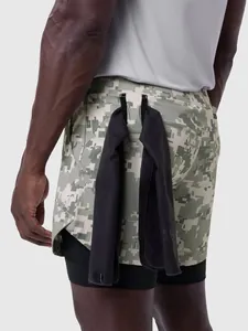 Vista detallada de los pantalones cortos deportivos de camuflaje digital con lazo de toalla