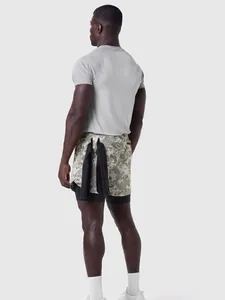 Vista trasera detallada de pantalones cortos de fitness de camuflaje para hombre con toallero
