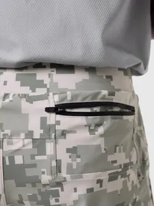 Detalle de pantalones cortos deportivos de camuflaje digital con bolsillo trasero con cremallera