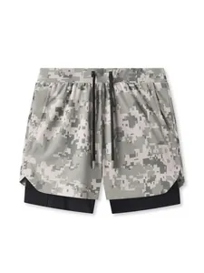 Vista detallada de pantalones cortos deportivos de doble capa para hombre con camuflaje.