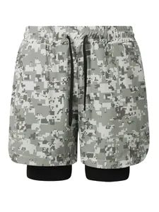 Detalle de pantalones cortos deportivos de doble capa para hombre con camuflaje gris
