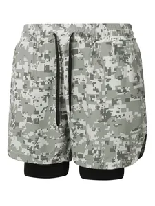 Vista frontal de pantalones cortos deportivos de doble capa para hombre con camuflaje digital gris