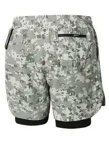 Vista trasera de pantalones cortos deportivos de doble capa para hombre en camo