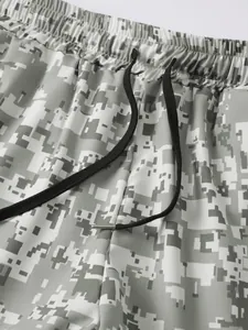 Primer plano de pantalones cortos deportivos de camuflaje de píxeles grises con cordón