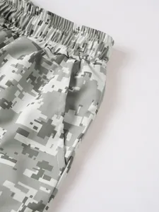 Vista detallada de la cintura elástica y el bolsillo del pantalón corto camo