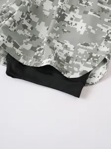 Detalle de la capa exterior de camuflaje y forro de compresión negro en pantalones de deporte
