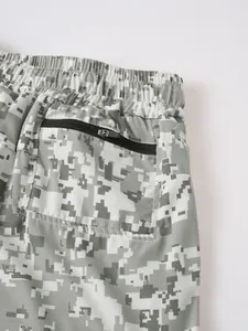 Primer plano del bolsillo con cremallera y la textura de camuflaje digital del short de hombre