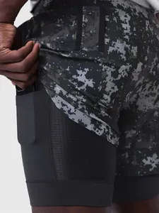 Vista de detalle de los pantalones cortos de camuflaje con bolsillo para móvil en el forro