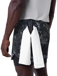 Primer plano de pantalones cortos de fitness de camuflaje con bucle trasero para toalla