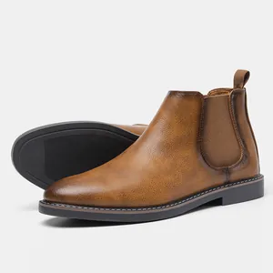 Profil latéral détaillé et semelle antidérapante des bottines Chelsea classiques en cuir marron