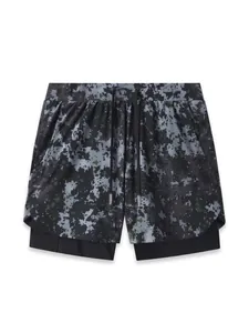 Detalle de pantalones cortos deportivos 2 en 1 para hombre con camuflaje digital