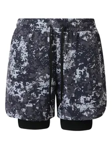 Vista detallada del pantalón corto deportivo 2 en 1 para hombre con camuflaje