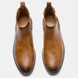 Vue de dessus détaillée de bottines Chelsea pour hommes en cuir marron patiné rétro