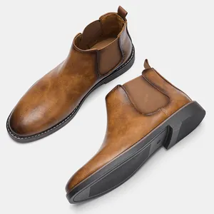 Vue détaillée des bottines Chelsea brunes montrant la semelle et le fini du cuir