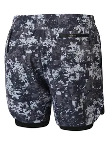 Vista trasera de pantalones cortos de camuflaje digital para hombre con bolsillo
