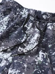 Primer plano de pantalones cortos deportivos para hombre con camuflaje digital y cordón.
