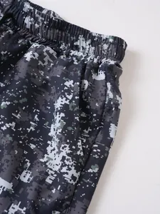 Primer plano de pantalones cortos deportivos de camuflaje digital con bolsillo y cintura