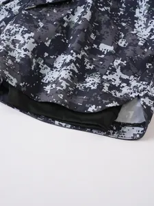 Primer plano de pantalones cortos deportivos de doble capa para hombre camuflaje