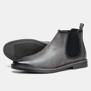 Détail de bottines Chelsea rétro en cuir gris pour hommes avec une bande élastique