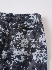 Detalle de los pantalones cortos deportivos de camuflaje digital con bolsillo trasero