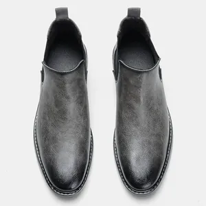 Vue de dessus de bottines Chelsea grises rétro pour hommes avec finition texturée
