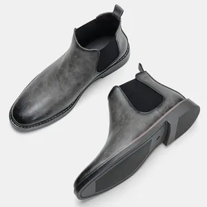 Gros plan sur les bottines Chelsea grises pour hommes avec finition vieillie et panneaux élastiques