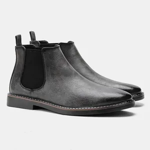 Détail latéral des bottines Chelsea pour hommes en cuir avec panneaux élastiques