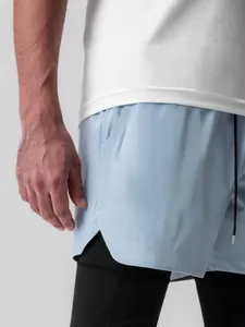 Pantalones cortos deportivos de doble capa para hombre en azul claro con forro negro para fitness
