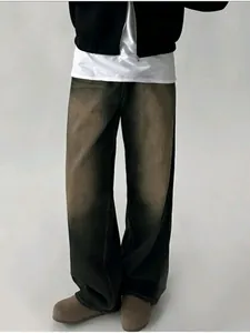 Vista detallada de vaqueros negros desgastados para hombre con pierna ancha estilo US